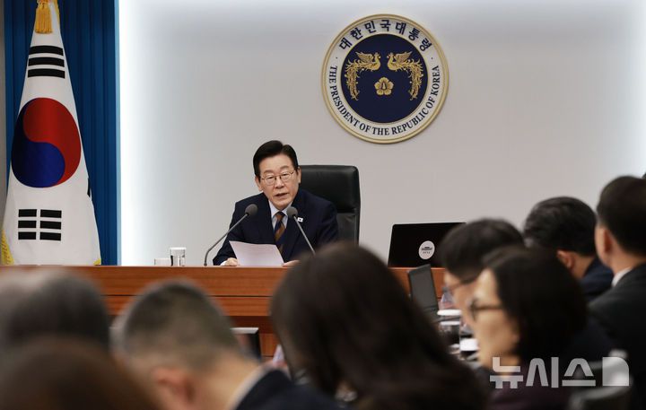 [서울=뉴시스] 고범준 기자 = 이재명 대통령이 27일 서울 용산 대통령실 청사에서 열린 수석보좌관회의에서 발언하고 있다. 2025.11.27. bjko@newsis.com