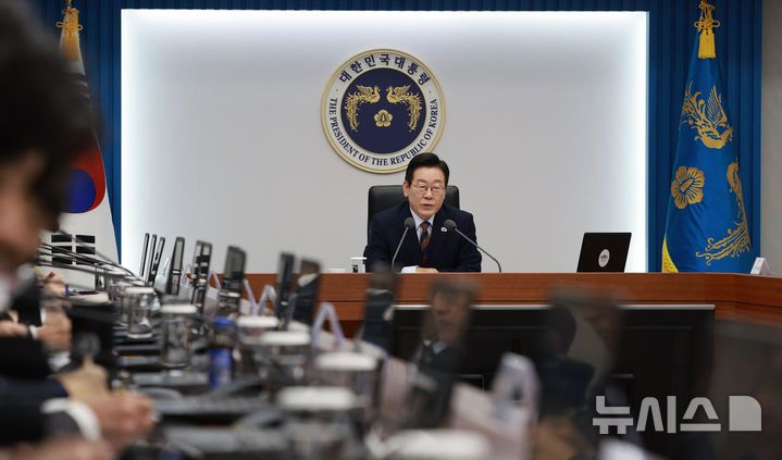 [서울=뉴시스] 고범준 기자 = 이재명 대통령이 27일 서울 용산 대통령실 청사에서 열린 수석보좌관회의에서 발언하고 있다. 2025.11.27. bjko@newsis.com