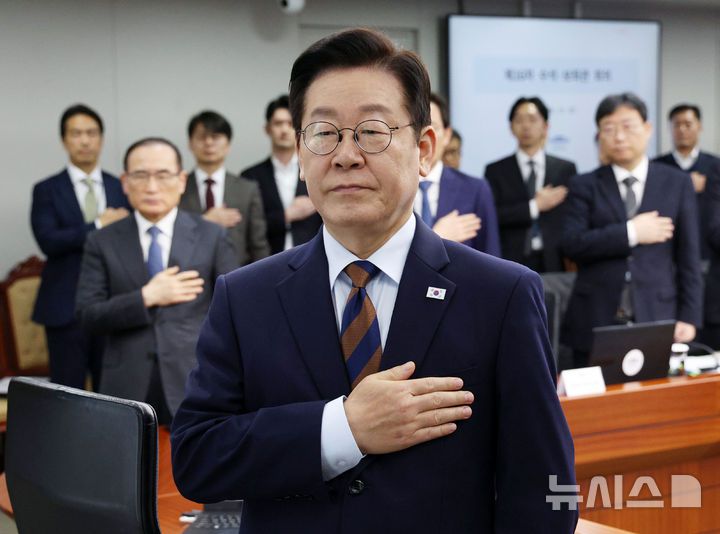 [서울=뉴시스] 고범준 기자 = 이재명 대통령이 27일 서울 용산 대통령실 청사에서 열린 수석보좌관회의에서 국민의례를 하고 있다. 2025.11.27. bjko@newsis.com