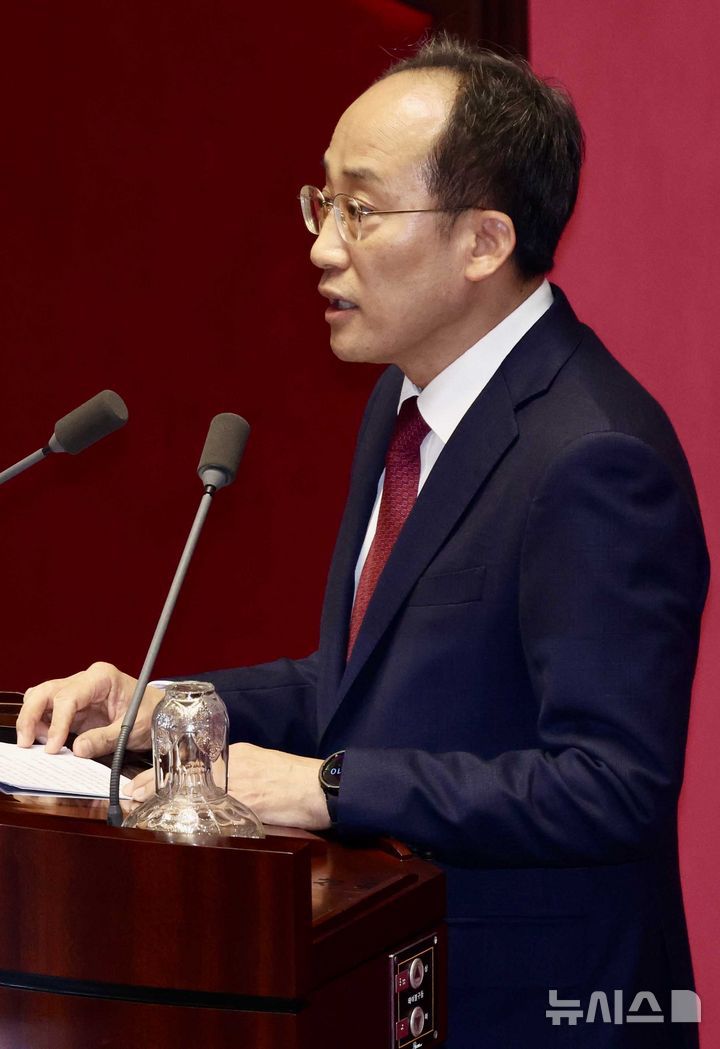 [서울=뉴시스] 조성봉 기자 = 추경호 국민의힘 의원이 27일 오후 서울 여의도 국회에서 열린 제429회국회(정기회) 제13차 본회의에서 자신의 체포동의안에 대해 신상발언을 하고 있다. 2025.11.27. suncho21@newsis.com