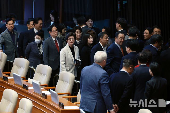 [서울=뉴시스] 고승민 기자 = 27일 서울 여의도 국회에서 열린 제429회국회(정기회) 제13차 본회의에서 추경호 국민의힘 의원 체포동의안 표결을 앞두고 국민의힘 의원들이 퇴장하고 있다. 2025.11.27. kkssmm99@newsis.com
