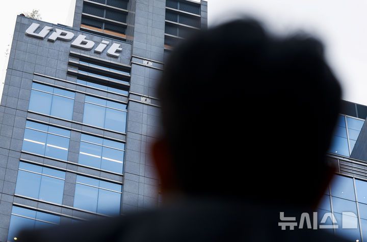 [서울=뉴시스] 정병혁 기자 = 두나무가 운영하는 가상자산 거래소 업비트에서 수백억원 상당 대규모 해킹 사고가 발생했다. 두나무는 "업비트에서 이날 새벽 4시42분쯤 솔라나 네트워크 계열 자산 일부(약 445억원 상당)가 내부에서 지정하지 않은 지갑 주소(알 수 없는 외부 지갑)로 전송된 정황을 확인했다"며 "추가적인 비정상 이체 사례가 발생하지 않도록 자산을 모두 안전한 콜드월렛으로 이전했다"고 밝혔다. 사진은 27일 서울 강남구 업비트 본사. 2025.11.27. jhope@newsis.com