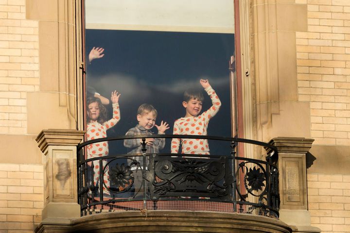 [뉴욕=AP/뉴시스] 27일(현지 시간) 미국 뉴욕에서 메이시스 추수감사절 퍼레이드가 열리는 동안 주변 아파트에서 어린이들이 이를 구경하며 손을 흔들고 있다. 2025.11.28.