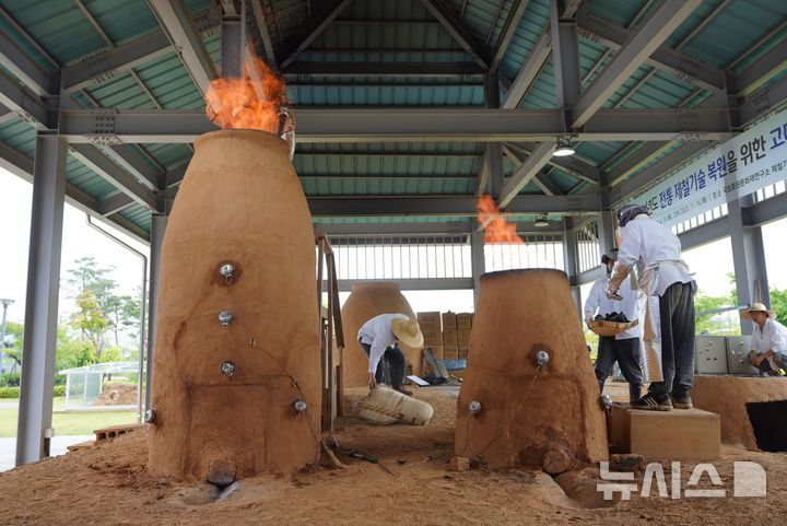 [서울=뉴시스]국립문화유산연구원 중원문화유산연구소 제철기술 복원실험실에서 진행된 노 높이 비교 실험 모습. 국가유산청 제공