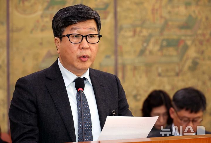 [서울=뉴시스] 조성봉 기자= 편장완 한국예술종합학교 총장이 28일 오전 서울 여의도 국회에서 열린 문화체육관광위원회 전체회의에서 '학교폭력 가해자 한예종 합격' 관련 의원의 질의에 답변하고 있다.  교육부는 올해부터 학교폭력 조치 사항을 입시에 반영하도록 조치했지만, 문체부 소속 한예종은 학교폭력 가해자를 합격시켜 논란을 일으켰다. 2025.11.28. suncho21@newsis.com