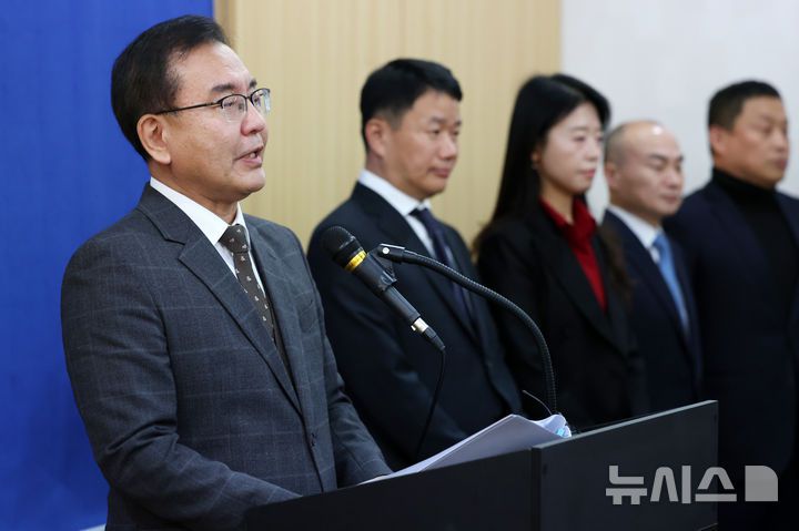 [서울=뉴시스] 조성우 기자 = 순직 해병 특검팀을 이끄는 이명현 특별검사가 지난 28일 오전 서울 서초구 특검 사무실에서 종합 수사 결과를 발표하고 있다. 2025.11.28. xconfind@newsis.com