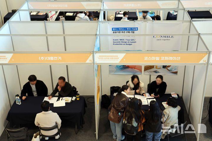 [부산=뉴시스] 하경민 기자 = '2025년도 K-수출전사 아카데미 외국인 유학생 채용박람회'가 열린 지난달 28일 부산 금정구 부산외국어대학교 만오기념홀에서 외국인 유학생들이 취업상담을 받고 있다.  이날 행사에는 31개 기업과 유관기관 7곳 등이 참가해 외국인 유학생을 대상으로 취업상담을 진행했다. 2025.11.28. yulnetphoto@newsis.com