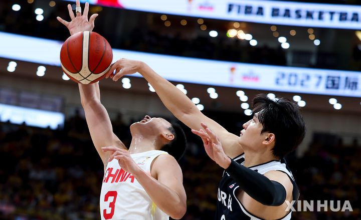 [베이징=신화/뉴시스] 28일 오후(현지 시간) 중국 베이징에서 열린 2027 국제농구연맹(FIBA) 월드컵 아시아 예선 1라운드 B조 원정 1차전 중국과 한국의 경기, 한국 안영준이 중국 후밍 슈안의 슛을 막고 있다. 이날 80-76 승리를 거둔 한국 남자 농구 대표팀은 내달 1일 원주 DB프로미 아레나에서 중국과 2차전을 갖는다. 2025.11.29.