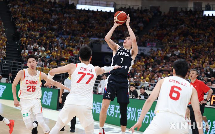 [베이징=신화/뉴시스] 28일 오후(현지 시간) 중국 베이징에서 열린 2027 국제농구연맹(FIBA) 월드컵 아시아 예선 1라운드 B조 원정 1차전 중국과 한국의 경기, 한국 이현중이 슛을 쏘고 있다.이날 80-76 승리를 거둔 한국 남자 농구 대표팀은 내달 1일 원주 DB프로미 아레나에서 중국과 2차전을 갖는다. 2025.11.29.