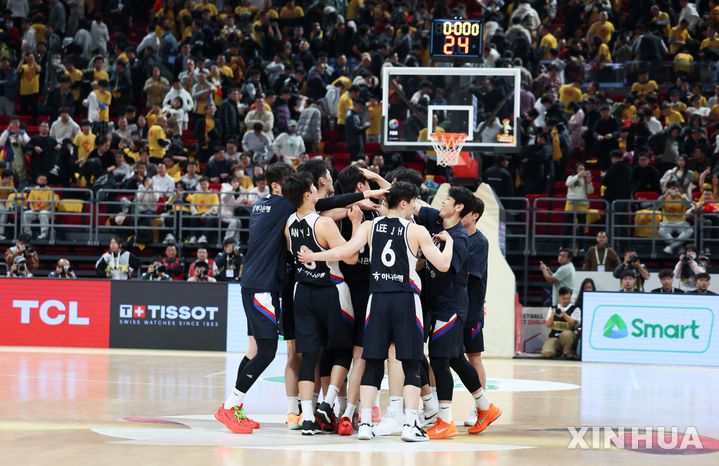 [베이징=신화/뉴시스] 한국 남자 농구대표팀 선수들이 28일 오후(현지 시간) 중국 베이징에서 열린 2027 국제농구연맹(FIBA) 월드컵 아시아 예선 1라운드 B조 원정 1차전 중국과 한국의 경기에서 80-76 승리를 거둔 후 기뻐하고 있다. 이날 승리를 거둔 한국 남자 농구 대표팀은 내달 1일 원주 DB프로미 아레나에서 중국과 2차전을 갖는다.2025.11.29.