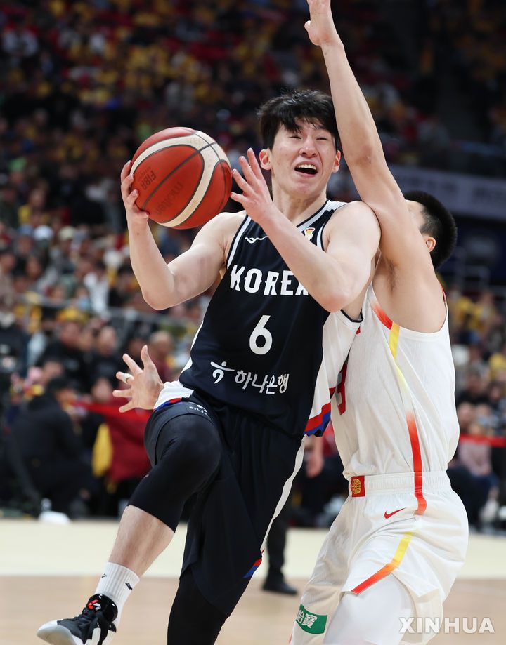 [베이징=신화/뉴시스] 28일 오후(현지 시간) 중국 베이징에서 열린 2027 국제농구연맹(FIBA) 월드컵 아시아 예선 1라운드 B조 원정 1차전 중국과 한국의 경기, 한국 이정현이 돌파를 하고 있다. 이날 80-76 승리를 거둔 한국 남자 농구 대표팀은 내달 1일 원주 DB프로미 아레나에서 중국과 2차전을 갖는다. 2025.11.29.