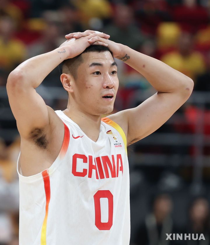 [베이징=신화/뉴시스] 28일 오후(현지 시간) 중국 베이징에서 열린 2027 국제농구연맹(FIBA) 월드컵 아시아 예선 1라운드 B조 원정 1차전 중국과 한국의 경기, 중국 가오 쉬안이 아쉬워하고 있다.  2025.11.29.