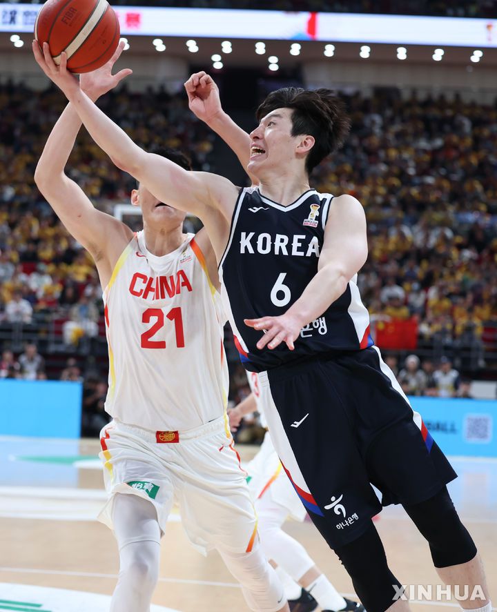 [베이징=신화/뉴시스] 28일 오후(현지 시간) 중국 베이징에서 열린 2027 국제농구연맹(FIBA) 월드컵 아시아 예선 1라운드 B조 원정 1차전 중국과 한국의 경기, 한국 이정현이 레이업슛을 시도하고 있다.이날 80-76 승리를 거둔 한국 남자 농구 대표팀은 내달 1일 원주 DB프로미 아레나에서 중국과 2차전을 갖는다. 2025.11.29.