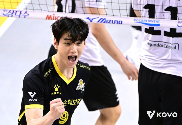 [서울=뉴시스] 남자 프로배구 KB손해보험 임성진이 29일 경기 의정부 경민대 체육관에서 열린 진에어 2025~2026 V-리그 남자부 현대캐피탈과의 경기에서 득점에 성공한 뒤 환호하고 있다. (사진=KOVO 제공) 2025.11.29.