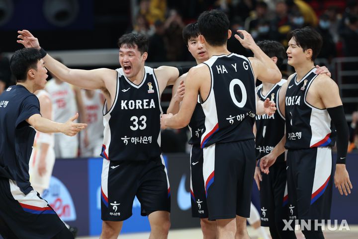 [베이징=신화/뉴시스] 한국 남자 농구대표팀 선수들이 28일 오후(현지 시간) 중국 베이징에서 열린 2027 국제농구연맹(FIBA) 월드컵 아시아 예선 1라운드 B조 원정 1차전 중국과 한국의 경기에서 80-76 승리를 거둔 후 기뻐하고 있다.이날 승리를 거둔 한국 남자 농구 대표팀은 내달 1일 원주 DB프로미 아레나에서 중국과 2차전을 갖는다.2025.11.29.