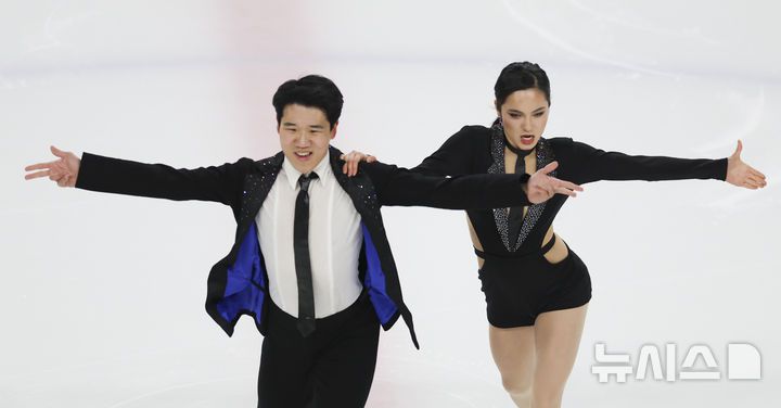 [서울=뉴시스] 김근수 기자 =  피겨 스케이팅 아이스댄스 임해나-권예가 29일 서울 양천구 목동 아이스링크에서 열린 2025 KB금융 전국남녀 피겨스케이팅 회장배 랭킹대회에서 아이스댄스 시니어부분 리듬댄스를 선보이고 있다.이번 대회는 2026 ISU 사대륙 피겨스케이팅 선수권대회 파견선수 선발전과 2026 밀라노 코르티나 동계올림픽대회 1차 선발전, 2025/27 국가대표 1차 선발전으로 진행된다. 2025.11.29. ks@newsis.com