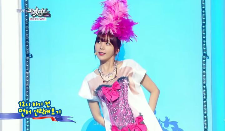 [서울=뉴시스] 레이나는 뉴시스와 인터뷰에서 애프터스쿨·오렌지캬라멜 재결합에 대해 "현실적 여건이 중요하지만, 마음은 언제나 열려 있다"고 밝혔다. 이어 "멤버들과 여전히 단톡방이 있다"며 "이젠 육아나 결혼, 신앙 등 지극히 현실적인 '사는 얘기'를 나눈다"고 전했다. (사진=유튜브 채널 KBS전주 캡처) 2025.12.01. photo@newsis.com *재판매 및 DB 금지