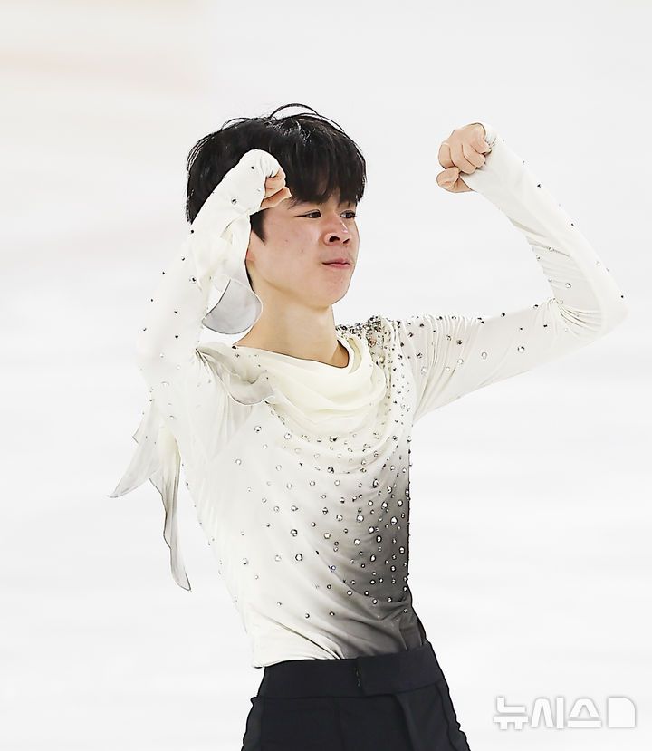 [서울=뉴시스] 김근수 기자 = 피겨 스케이팅 서민규(경신고)가 30일 서울 양천구 목동 아이스링크에서 열린 2025 KB금융 전국남녀 피겨스케이팅 회장배 랭킹대회에서 남자 시니어부문 프리스케이팅 연기를 마치고 기뻐하고 있다.이번 대회는 2026 ISU 사대륙 피겨스케이팅 선수권대회 파견선수 선발전과 2026 밀라노 코르티나 동계올림픽대회 1차 선발전, 2026/27 국가대표 1차 선발전으로 진행된다. 2025.11.30. ks@newsis.com