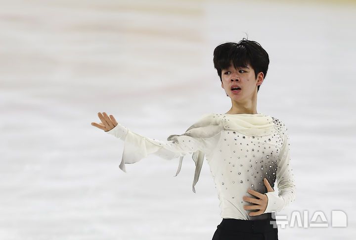 [서울=뉴시스] 김근수 기자 = 피겨 스케이팅 서민규(경신고)가 30일 서울 양천구 목동 아이스링크에서 열린 2025 KB금융 전국남녀 피겨스케이팅 회장배 랭킹대회에서 남자 시니어부문 프리스케이팅 연기를 선보이고 있다.이번 대회는 2026 ISU 사대륙 피겨스케이팅 선수권대회 파견선수 선발전과 2026 밀라노 코르티나 동계올림픽대회 1차 선발전, 2026/27 국가대표 1차 선발전으로 진행된다. 2025.11.30. ks@newsis.com