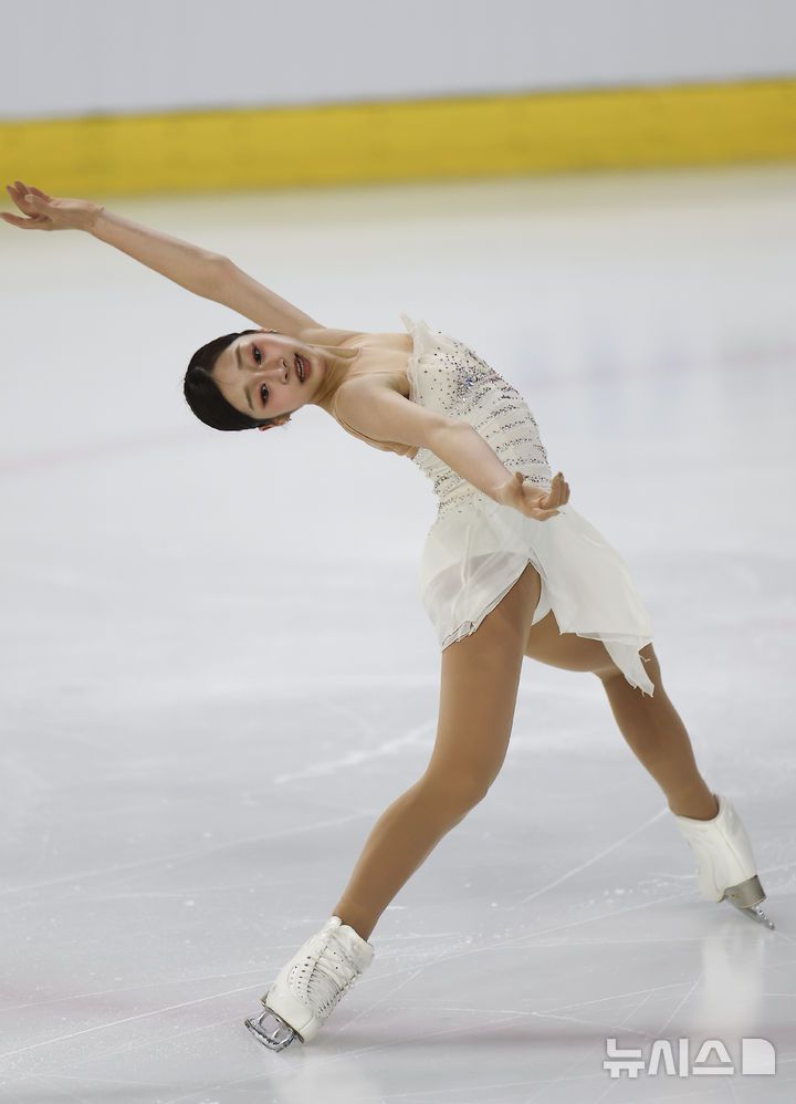 [서울=뉴시스] 김근수 기자 = 피겨 스케이팅 신지아(세화여고)가 30일 서울 양천구 목동 아이스링크에서 열린 2025 KB금융 전국남녀 피겨스케이팅 회장배 랭킹대회에서 여자 시니어부문 프리스케이팅 연기를 선보이고 있다.이번 대회는 2026 ISU 사대륙 피겨스케이팅 선수권대회 파견선수 선발전과 2026 밀라노 코르티나 동계올림픽대회 1차 선발전, 2026/27 국가대표 1차 선발전으로 진행된다. 2025.11.30. ks@newsis.com