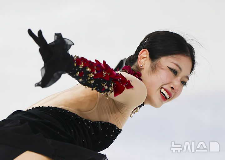 [서울=뉴시스] 김근수 기자 = 피겨 스케이팅 이해인(고려대)이 30일 서울 양천구 목동 아이스링크에서 열린 2025 KB금융 전국남녀 피겨스케이팅 회장배 랭킹대회에서 여자 시니어부문 프리스케이팅 연기를 선보이고 있다. 2025.11.30. ks@newsis.com