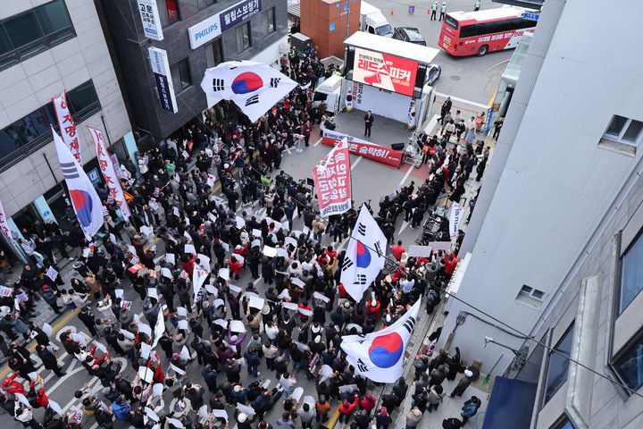 [서울=뉴시스] 김금보 기자 = 장동혁 국민의힘 대표가 지난달 30일 강원 춘천시청 인근에서 열린 민생회복 법치수호 국민대회에서 발언을 하고 있다. 대회장에 인파가 몰려 있다. (사진=국민의힘 제공) 2025.11.30. photo@newsis.com *재판매 및 DB 금지