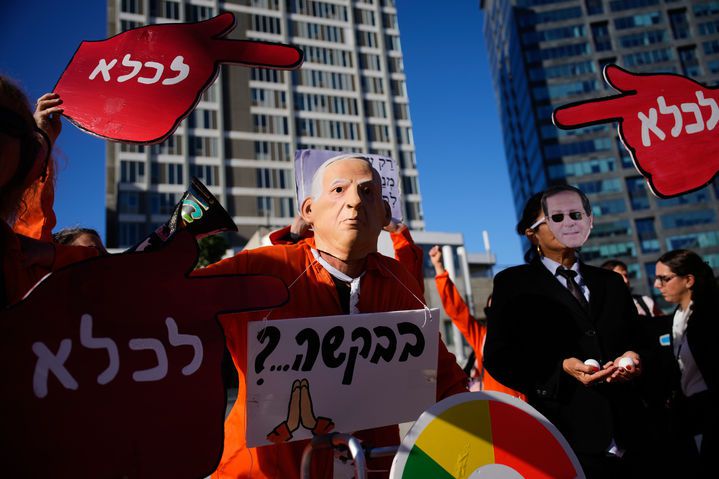 [텔아비브=AP/뉴시스] 베냐민 네타냐후 이스라엘 총리가 자신의 부패 혐의를 사면해달라고 대통령에게 요청한 가운데 1일(현지 시간) 이스라엘 텔아비브 법원 앞에서 시민들이 네타냐후 총리를 비판하는 시위를 벌이고 있다. 2025.12.02.