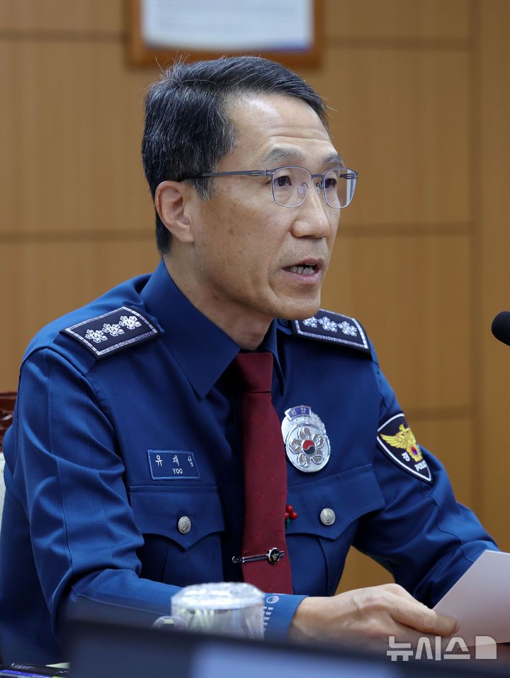 [서울=뉴시스] 홍효식 기자 = 유재성 경찰청장 직무대행이 1일 오전 서울 서대문구 경찰청에서 열린 전국 경찰 지휘부 화상회의에 참석해 계엄 1년을 맞아 입장 표명을 하고 있다.유 직무대행은 12.3 위헌적인 비상계엄 당시 경찰 조치에 대해 사과하고, 재발 방지 대책 마련을 약속했다. 2025.12.01. yesphoto@newsis.com