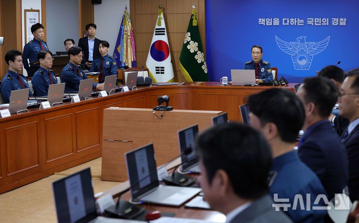 [서울=뉴시스] 홍효식 기자 = 유재성 경찰청장 직무대행이 1일 오전 서울 서대문구 경찰청에서 열린 전국 경찰 지휘부 화상회의에 참석해 계엄 1년을 맞아 입장 표명을 하고 있다.유 직무대행은 12.3 위헌적인 비상계엄 당시 경찰 조치에 대해 사과하고, 재발 방지 대책 마련을 약속했다. 2025.12.01. yesphoto@newsis.com