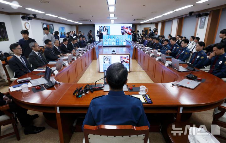 [서울=뉴시스] 홍효식 기자 = 유재성 경찰청장 직무대행이 1일 오전 서울 서대문구 경찰청에서 열린 전국 경찰 지휘부 화상회의에 참석해 계엄 1년을 맞아 입장 표명을 하고 있다.유 직무대행은 12.3 위헌적인 비상계엄 당시 경찰 조치에 대해 사과하고, 재발 방지 대책 마련을 약속했다. 2025.12.01. yesphoto@newsis.com