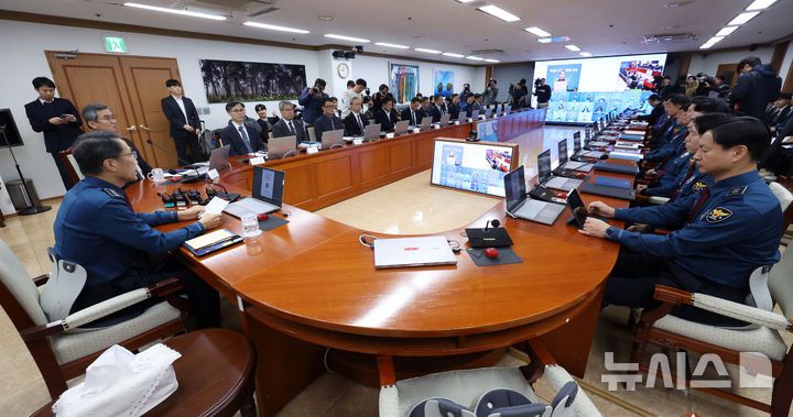 [서울=뉴시스] 홍효식 기자 = 유재성 경찰청장 직무대행이 1일 오전 서울 서대문구 경찰청에서 열린 전국 경찰 지휘부 화상회의에 참석해 계엄 1년을 맞아 입장 표명을 하고 있다.유 직무대행은 12.3 위헌적인 비상계엄 당시 경찰 조치에 대해 사과하고, 재발 방지 대책 마련을 약속했다. 2025.12.01. yesphoto@newsis.com