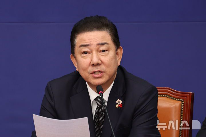 [서울=뉴시스] 김금보 기자 = 김병기 더불어민주당 원내대표가 지난 1일 오전 서울 여의도 국회에서 열린 최고위원회의에서 발언을 하고 있다. 2025.12.01. kgb@newsis.com
