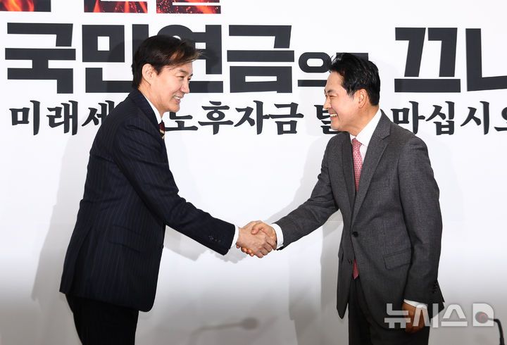 [서울=뉴시스] 김명년 기자 = 장동혁 국민의힘 대표와 조국 조국혁신당 대표가 1일 오전 서울 여의도 국회에서 만나 악수하고 있다. 2025.12.01. kmn@newsis.com