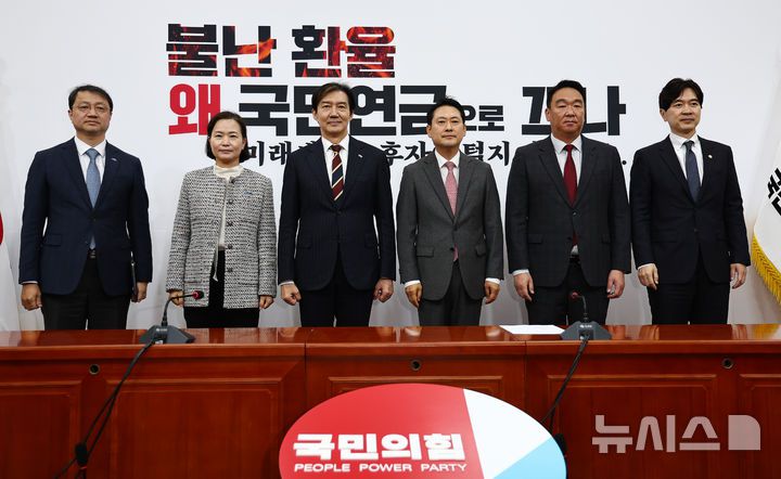 [서울=뉴시스] 김명년 기자 = 장동혁(왼쪽 네 번째) 국민의힘 대표와 조국 조국혁신당 대표가 1일 오전 서울 여의도 국회에서 만나 기념촬영하고 있다. 2025.12.01. kmn@newsis.com