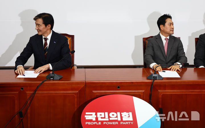 [서울=뉴시스] 김명년 기자 = 장동혁 국민의힘 대표와 조국 조국혁신당 대표가 1일 오전 서울 여의도 국회에서 만나 자리에 앉아 있다. 2025.12.01. kmn@newsis.com