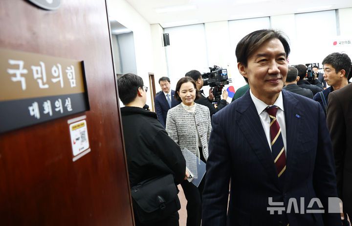 [서울=뉴시스] 김명년 기자 = 조국 조국혁신당 대표가 1일 오전 서울 여의도 국회에서 장동혁 국민의힘 대표와 만나 대화를 마친 뒤 이동하고 있다. 2025.12.01. kmn@newsis.com