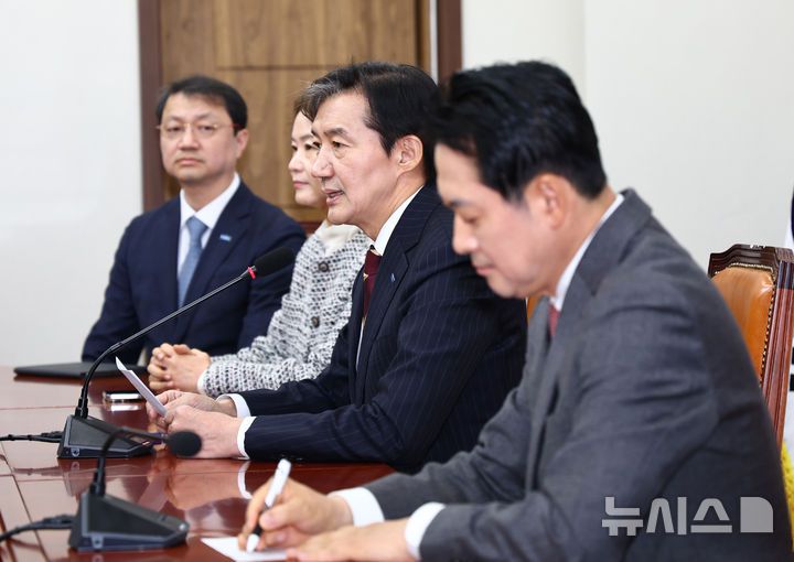 [서울=뉴시스] 김명년 기자 = 조국 조국혁신당 대표가 1일 오전 서울 여의도 국회에서 장동혁 국민의힘 대표와 만나 발언하고 있다. 2025.12.01. kmn@newsis.com