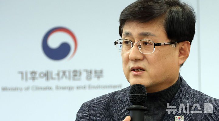 [세종=뉴시스] 강종민 기자 = 김성환 기후에너지환경부 장관이 지난 1일 세종시 정부세종청사에서 열린 출입기자 간담회에서 주요 정책과 현안을 설명하고 있다. 2025.12.02. ppkjm@newsis.com