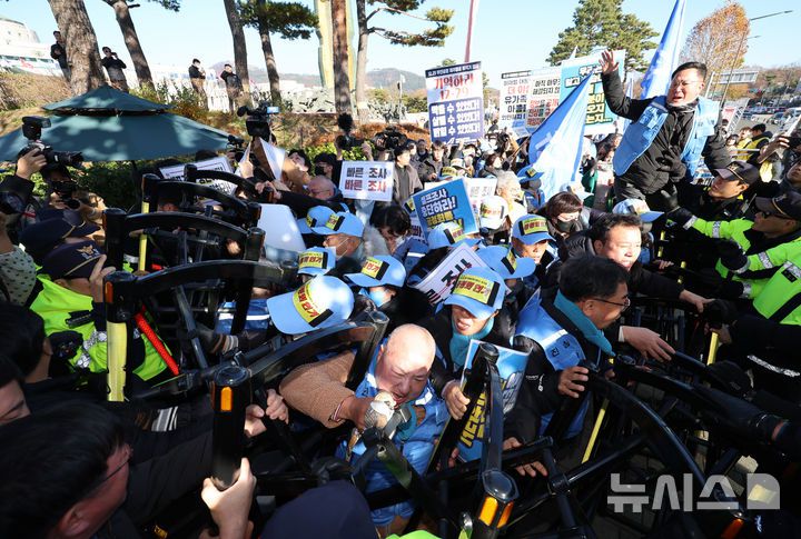 [서울=뉴시스] 이영환 기자 = 김유진 12.29 무안공항 제주항공 여객기참사 유가족협의회 대표와 유가족 등이 1일 오후 서울 용산구 대통령실 인근에서 열린 12.29 무안공항 제주항공 여객기참사 유가족협의회·시민사회 긴급 기자회견을 마친 후 이재명 대통령 면담 요청서 제출을 위해 이동하자 경찰이 막아서고 있다. 2025.12.01. 20hwan@newsis.com
