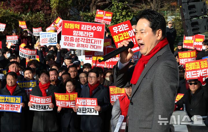 [인천=뉴시스] 홍효식 기자 = 장동혁 국민의힘 대표가 1일 오후 인천 미추홀구 주안역 인근에서 열린 민생회복 법치수호 국민대회에서 발언하고 있다. 2025.12.01. yesphoto@newsis.com