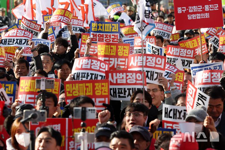 [인천=뉴시스] 홍효식 기자 = 1일 오후 인천 미추홀구 주안역 인근에서 열린 국민의힘 민생회복 법치수호 국민대회에서 참석자들이 피켓을 들고 구호를 외치고 있다. 2025.12.01. yesphoto@newsis.com