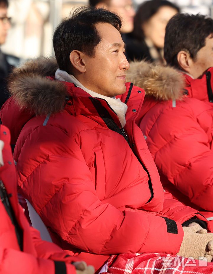 [서울=뉴시스] 추상철 기자 = 오세훈 서울시장이 1일 오후 서울 종로구 광화문광장에서 열린 사랑의 열매 '희망2026나눔캠페인' 출범식 및 사랑의온도탑 점등식에 참석해 있다. 김건희 여사와 '정치 브로커'로 알려진 명태균씨의 공천개입 의혹을 수사 중인 특별검사팀이 오세훈 서울시장을 불구속 기소했다. 자신의 후원자에게 여론조사 비용 3300만원을 대납하게 한 혐의다. 2025.12.01. scchoo@newsis.com