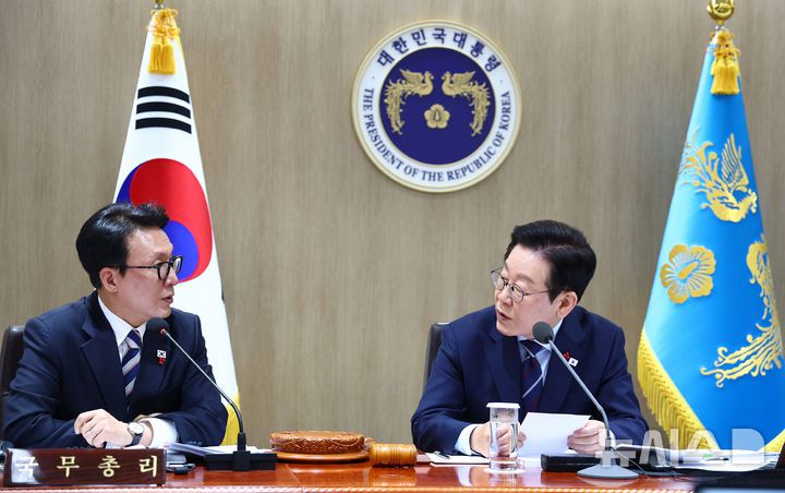 [서울=뉴시스] 고범준 기자 = 이재명 대통령과 김민석 국무총리가 2일 서울 용산 대통령실 청사에서 열린 국무회의에서 대화하고 있다. (대통령실통신사진기자단) 2025.12.02. bjko@newsis.com