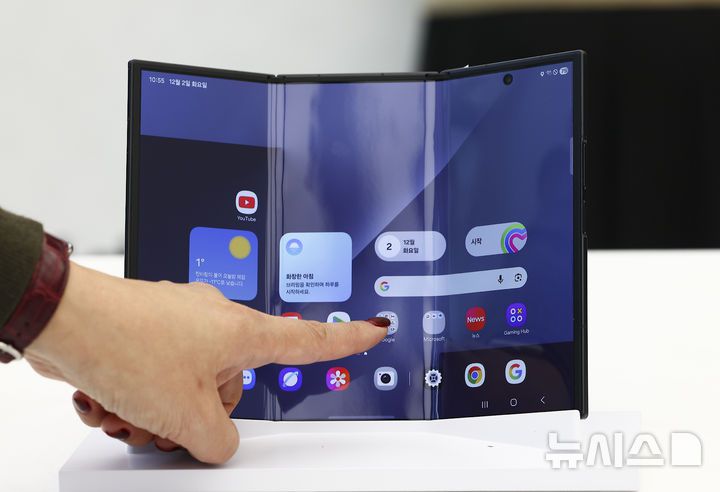 [서울=뉴시스] 김근수 기자 = 2일 서울 서초구 삼성 강남에서 진행된 갤럭시 Z 트라이폴드 미디어공개 행사에서  3단 폴더블 스마트폰 ‘갤럭시 Z 트라이폴드(Galaxy Z TriFold)’가 진열돼 있다. ‘갤럭시 Z 트라이폴드’는 펼치면 253mm(10형)의 대화면을 접으면 ‘갤럭시 Z 폴드7’과 같은 164.8mm(6.5형)의 휴대성 높은 바(Bar) 타입 화면을 지원해 사용자가 다양한 상황에 맞춰 유연하게 사용할 수 있다. 2025.12.02. ks@newsis.com