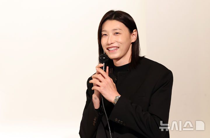 [부산=뉴시스] 하경민 기자 = 2025 세계도핑방지기구(WADA) 총회 홍보대사이자 한국도핑방지위원회(KADA) 선수위원인 김연경이 2일 부산 동구 경남여자중학교에서 경남여중·고 배구부 선수들을 대상으로 도핑방지 교육을 하기에 앞서 인사말을 하고 있다. 2025.12.02. yulnetphoto@newsis.com