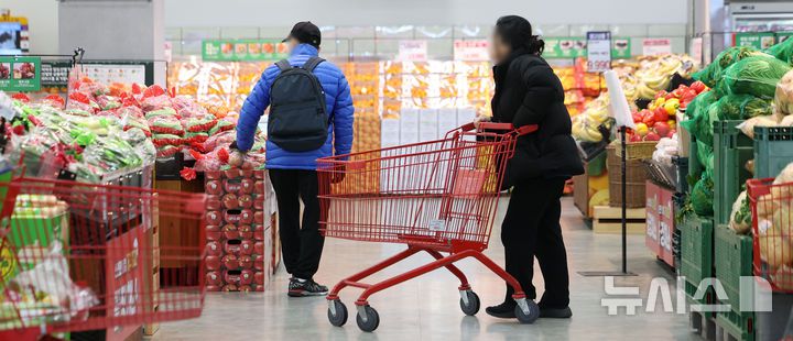 [서울=뉴시스] 김선웅 기자 = 서울 소재 대형 유통매장에서 고객들이 장을 보고 있는 모습. 2025.12.02. mangusta@newsis.com