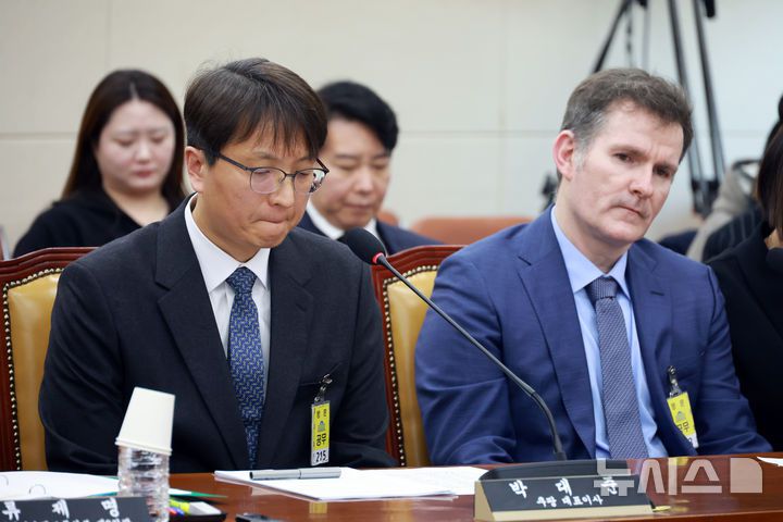 [서울=뉴시스] 고승민 기자 = 박대준 쿠팡 대표이사가 2일 서울 여의도 국회에서 열린 과학기술정보방송통신위원회의 쿠팡 개인정보 유출 사고 관련 현안질의에서 생각에 잠겨 있다. 2025.12.02. kkssmm99@newsis.com