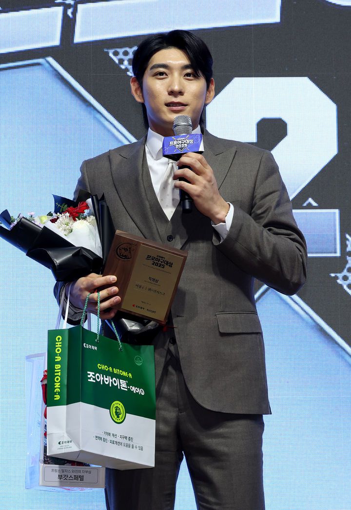 [서울=뉴시스] 2일 서울 강남구 라움아트센터에서 열린 2025 조아제약 프로야구 대상 시상식에서 특별상을 수상한 이정후가 소감을 말하고 있다. (사진=일간스포츠 제공) 2025.12.02. photo@newsis.com *재판매 및 DB 금지