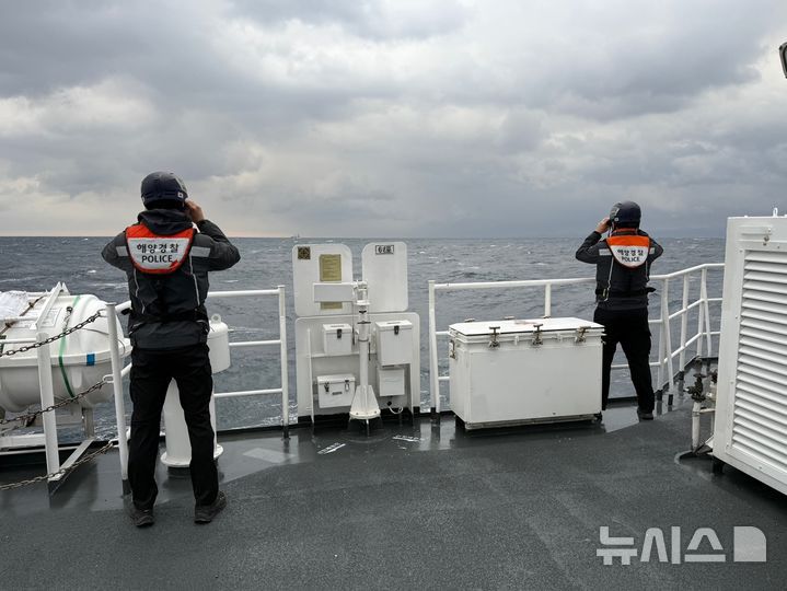 [제주=뉴시스] 제주해양경찰서가 3일 오전 제주 해상에서 실종 선원을 수색하고 있다. (사진=제주해양경찰서 제공) 2025.12.03. photo@newsis.com