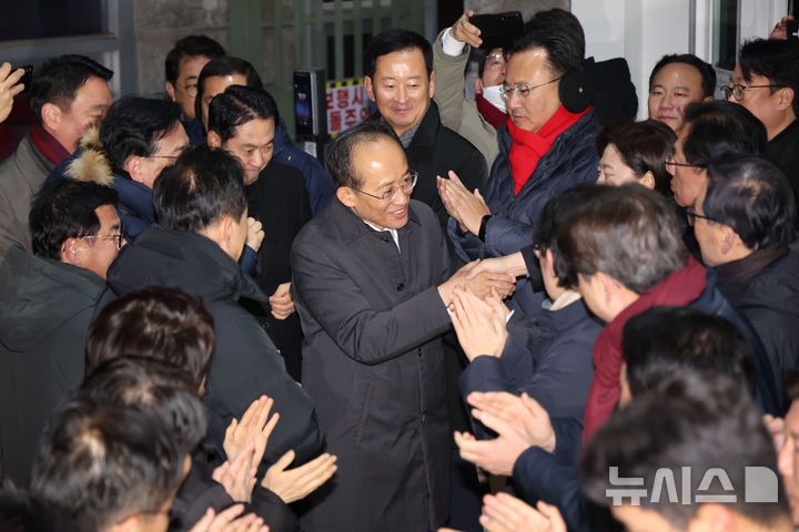 [의왕=뉴시스] 권창회 기자 = 국회의 12·3 비상계엄 해제 의결 방해 의혹을 받는 추경호 전 국민의힘 원내대표가 지난 3일 오전 영장이 기각돼 경기 의왕시 서울구치소를 나서며 의원들과 인사하고 있다. 2025.12.03. kch0523@newsis.com